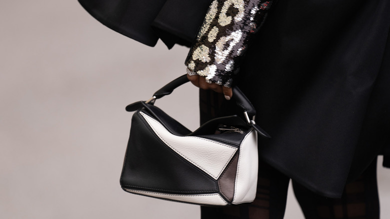 Model carrying Loewe Puzzle bag