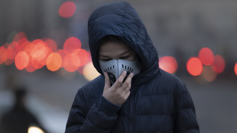 Young person wearing an anti-pollution mask.