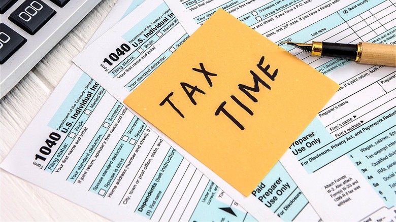 Sticky note saying tax time