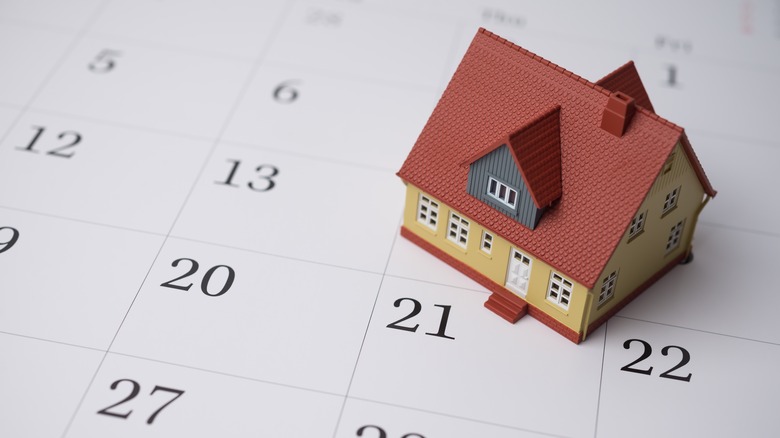 House on blank white calendar background copy space