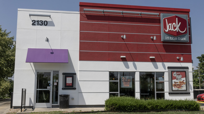 A front image of a Jack in the Box restaurant.