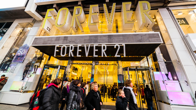 The front of a large Forever 21 store