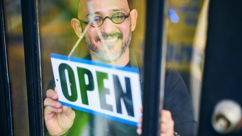 5 Advantages And 5 Disadvantages Of Not Having A Credit Score