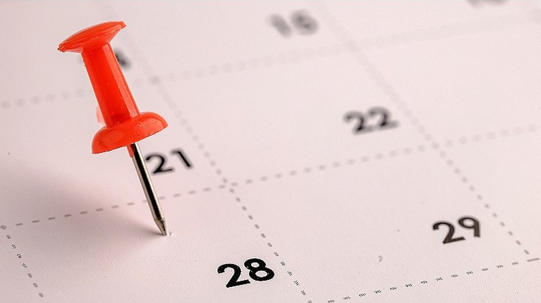 A pushpin on the '28' square of a zoomed-in calendar