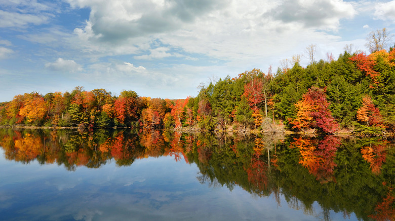 Bays Mountain Lake in Kingsport, Tennesee, on a clear Fall day