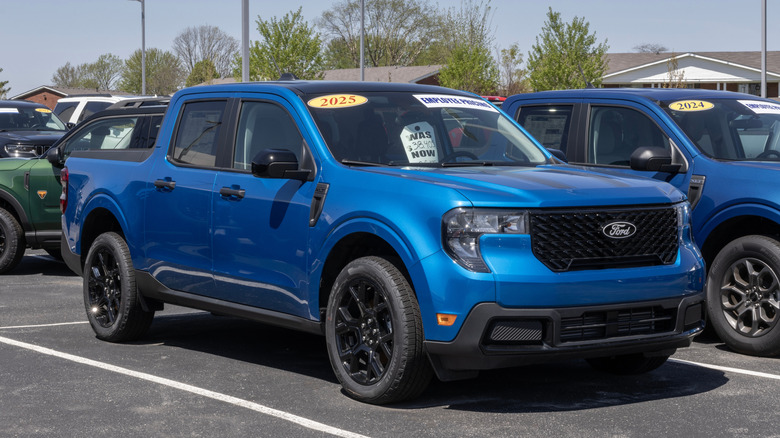 Ford Maverick XLT AWD pickup display at a dealership.