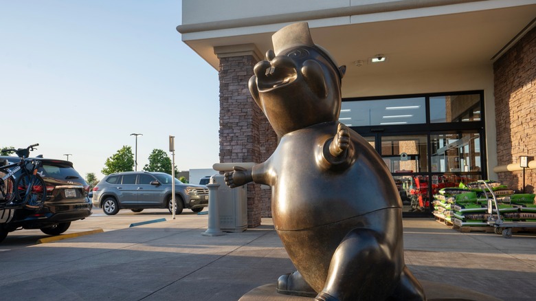A beaver statue outside of a Buc-ee's store