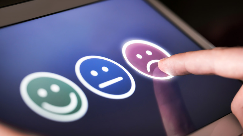 Person leaving negative feedback on website