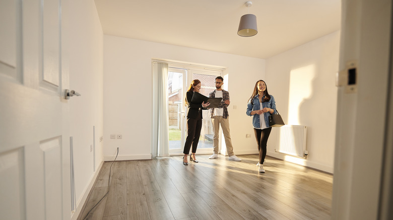 Couple looks at rentable apartment