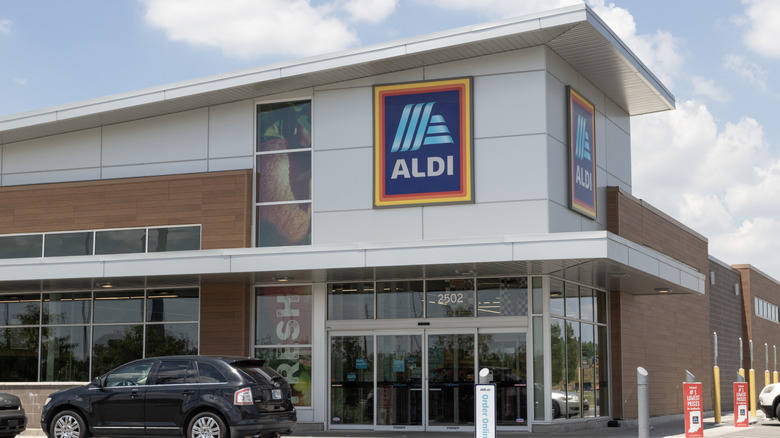 An Aldi storefront on a bright sunny day