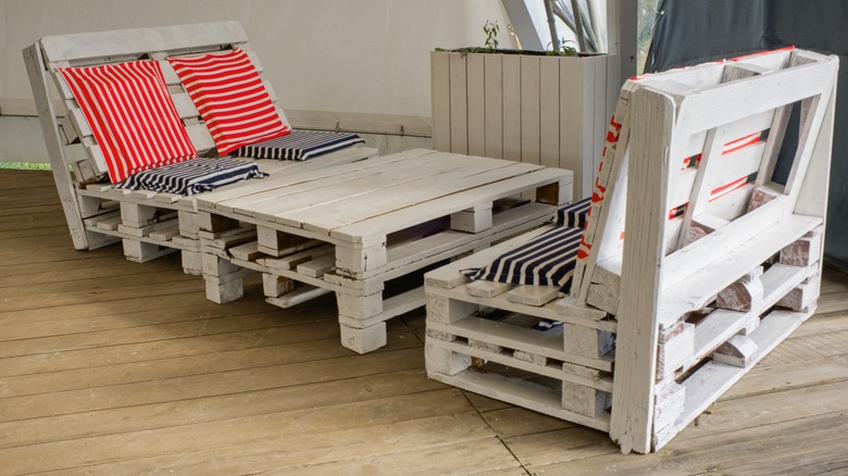 outdoor pallet furniture