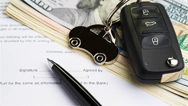 Automobile key with cash money