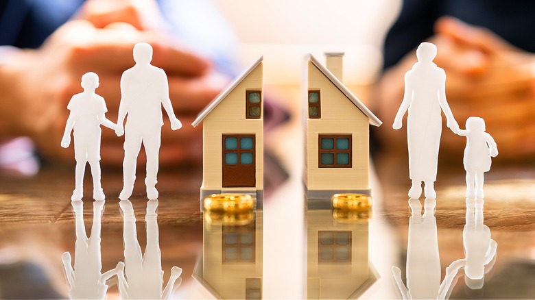 People cutouts, house representing divorce
