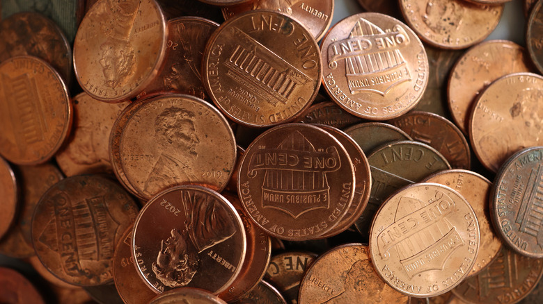 A pile of U.S. pennies