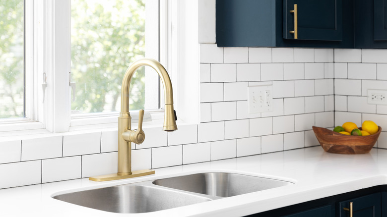 White subway-style tile pattern on a kitchen's backsplash.