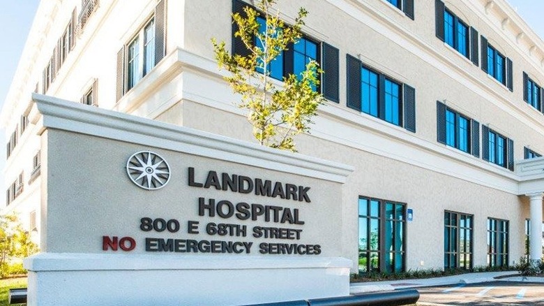 A brightly sunny view of the Savannah Landmark Hospital location, with some visible landscaping.
