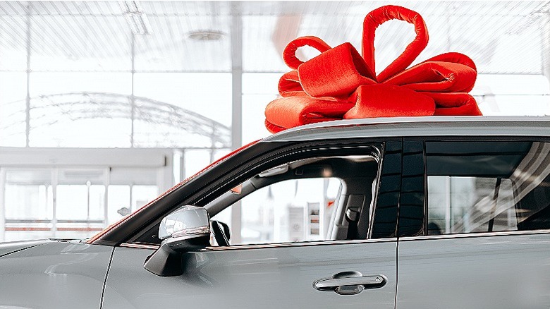 car with red bow