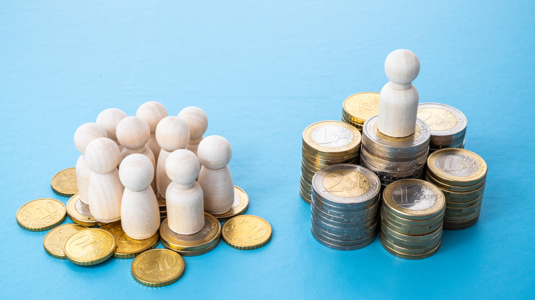 Illustration of wealth classes and distribution using coins and wooden pawns