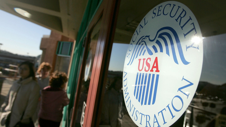 People line up in front of Social Security office in San Francisco in 2005