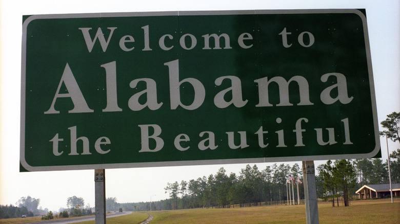 Welcome sign to Alabama on side of road