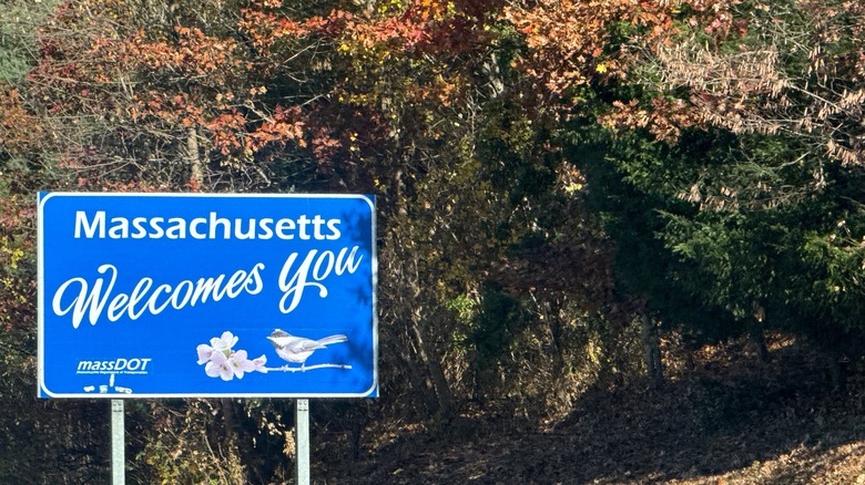 Roadway sign that welcomes people to Massachusetts