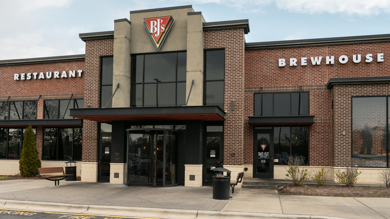 entrance to BJ's Restaurant & Brewhouse
