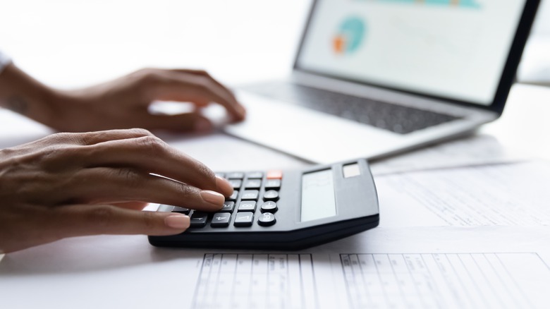 calculation annual fee value