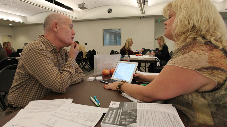 Person helping a senior with Medicare decisions