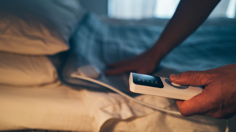 sleep under an electric blanket