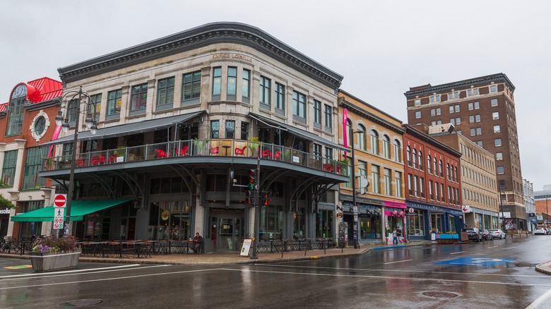Shot of Trois-Rivières street corner during a rainy day