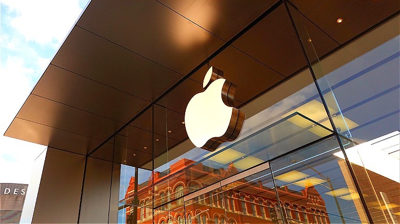 Outside view of Apple Store