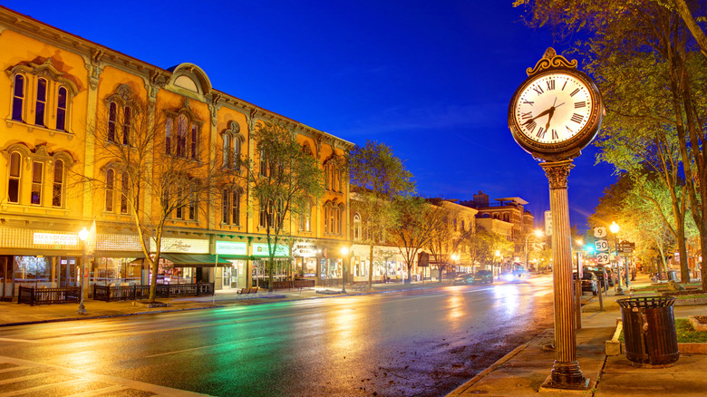The main strip of Saratoga Springs at night