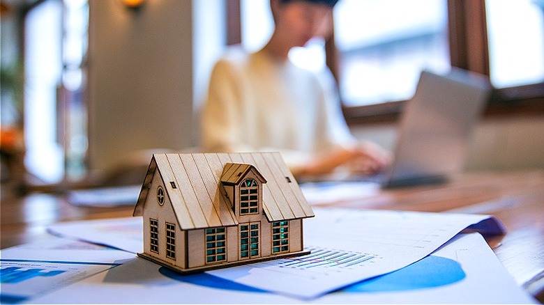 House figure on analytical reports
