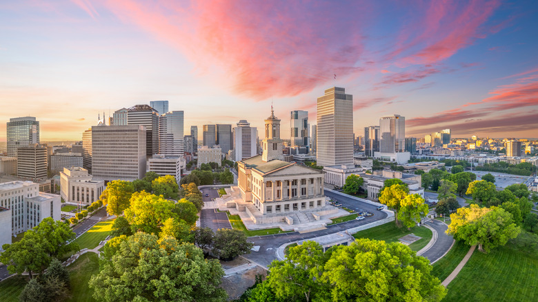 Nashville, Tennessee, USA skyline at dawn.