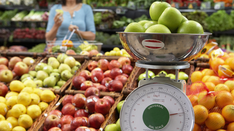 green apples on a scale in a grocery store