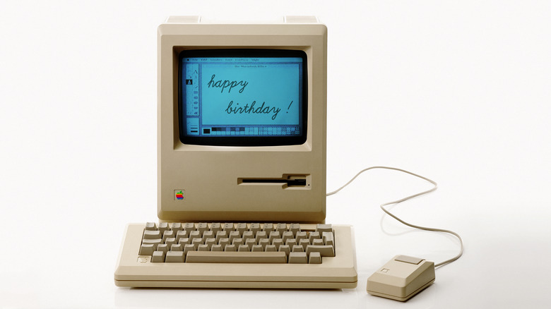 Apple macintosh 128 displaing happy birthday