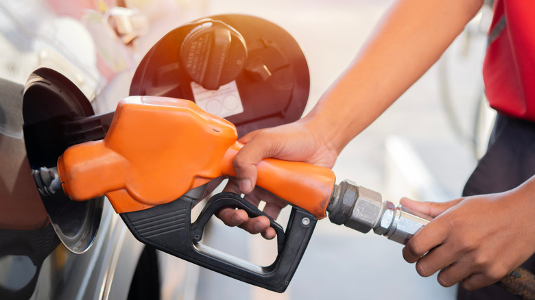 hand pumping gas