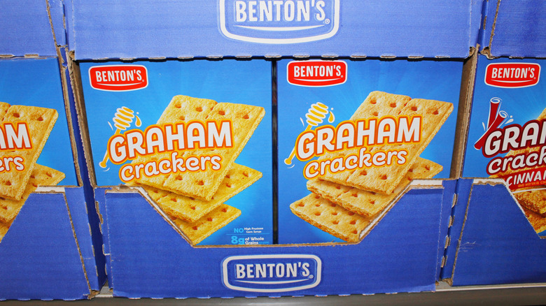 A display of Benton's graham crackers, a house brand of Aldi.