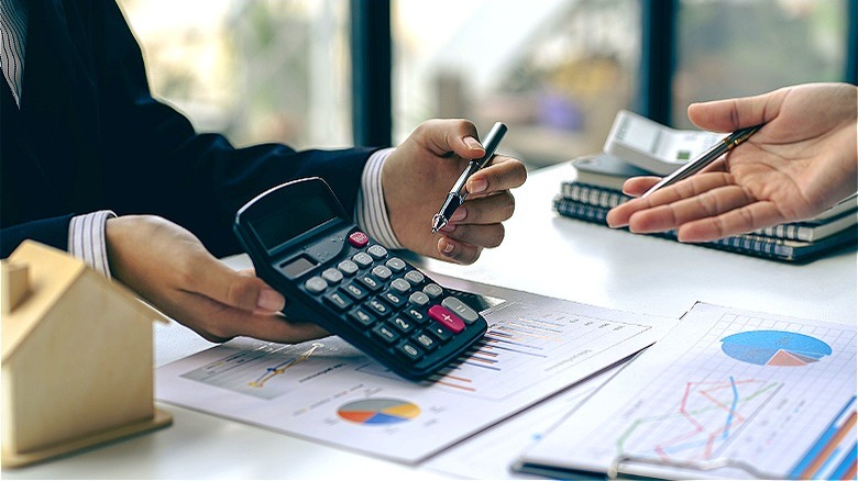 Two people discussing calculator figure