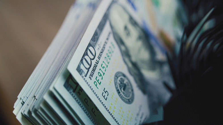 Cash counting machine counts $100 bills