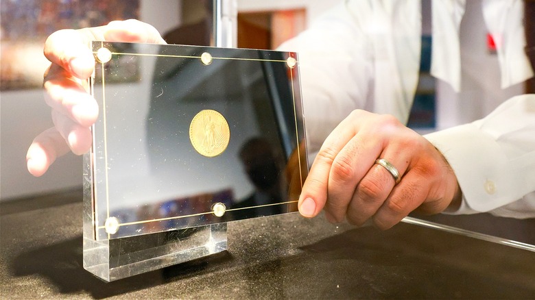 Auctioneer displays 1933 double eagle