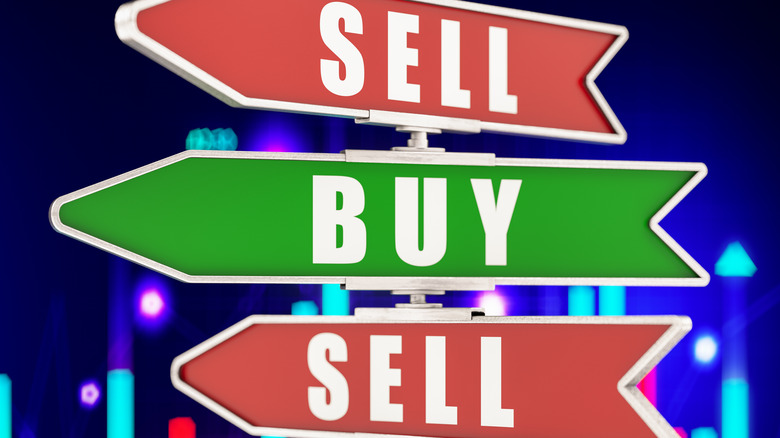 buy and sell signs on post
