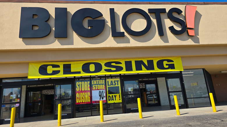 Front of Big Lots store with massive yellow store closing sign out front