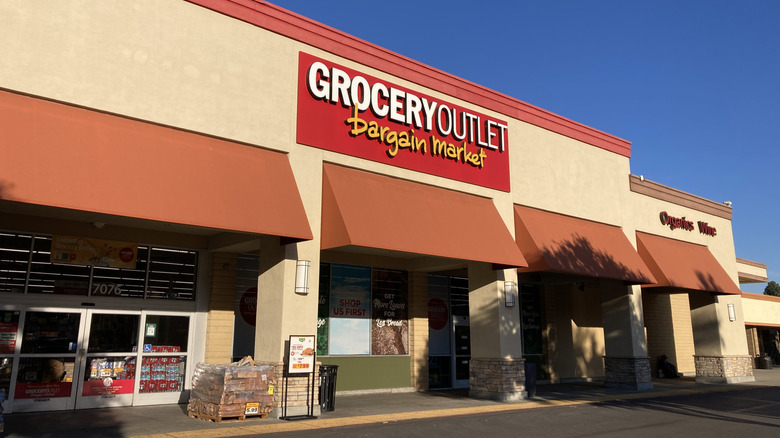exterior of grocery outlet store