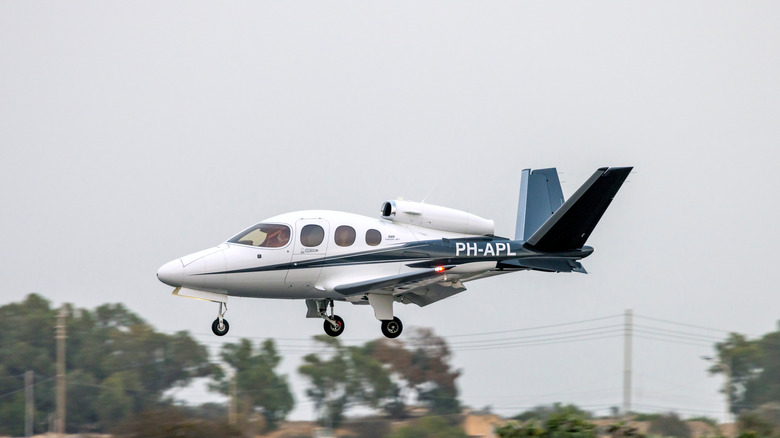 A Cirrus SF50 private jet landing