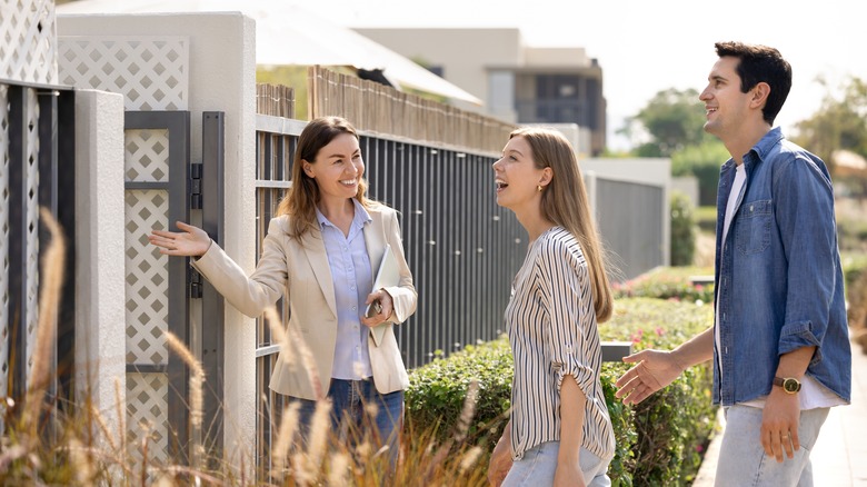 couple renting apartment from realtor
