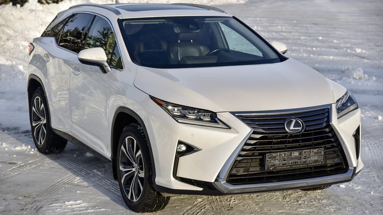 A white Lexus RX 350 in Russia in 2019