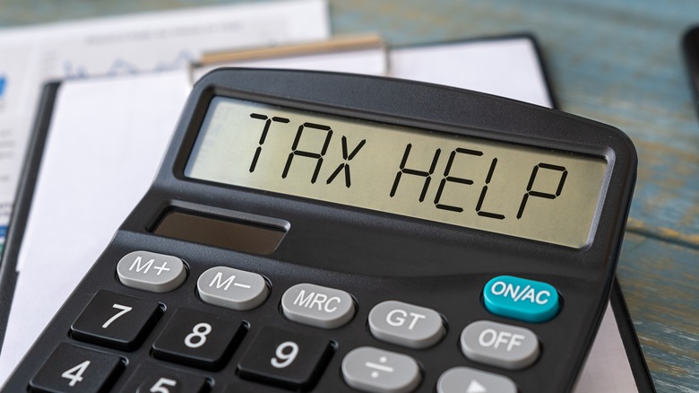 Which Is Cheaper: Using An Online Tax Service Or Hiring A Professional?