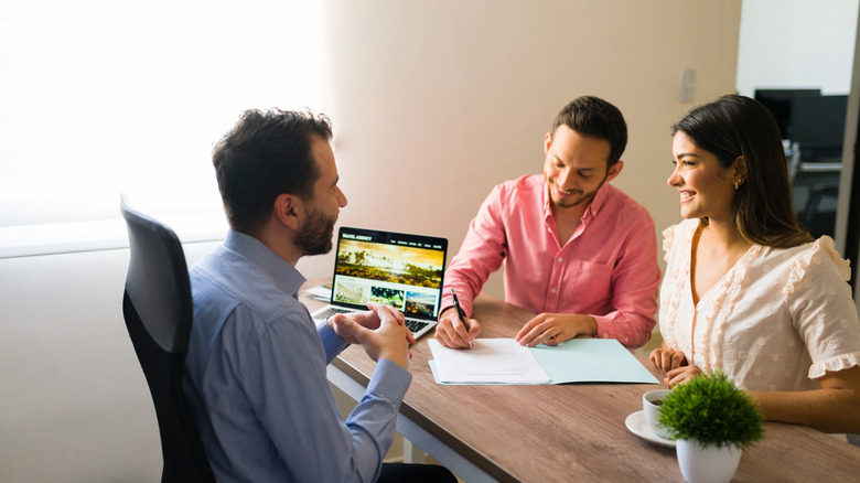 couple buying timeshare