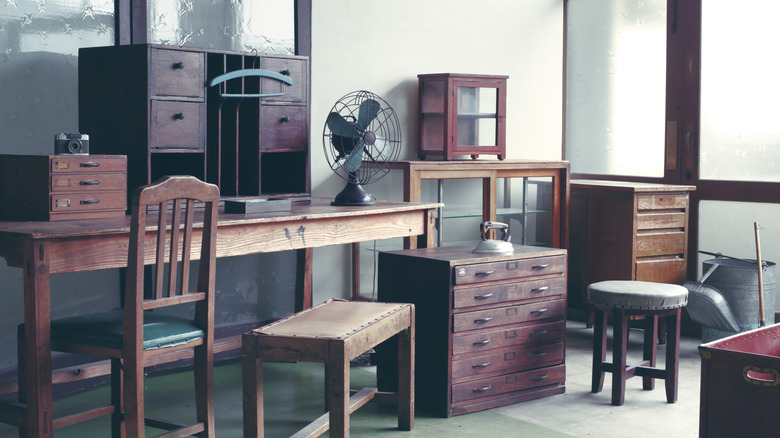 a bunch of pieces of furniture in a room